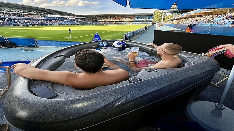 مشجعان من داخل الجاكوزي في الدوري الفرنسي