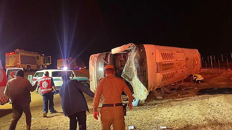 وفاتان و9 إصابات في حادث انقلاب باص نقل جماعي على طريق الدمام