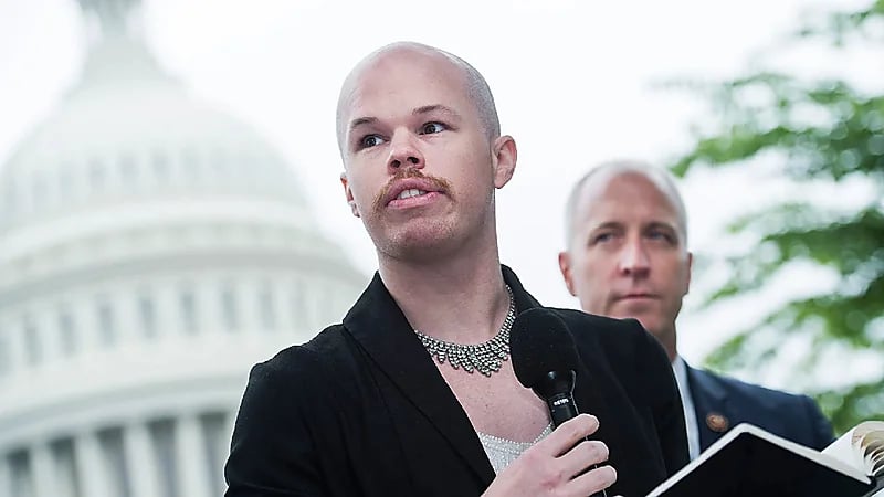 مسؤول متحول "جنسياً" في إدارة بايدن يسرق حقيبة ملابس نسائية بالمطار!