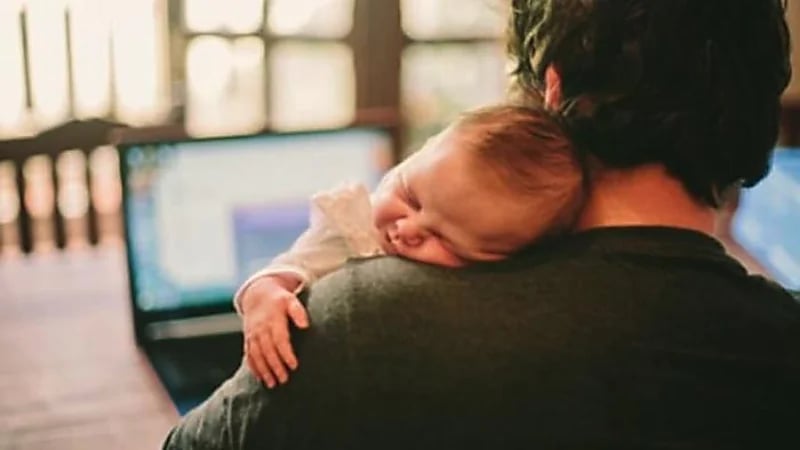 قانون يمنح الرجال العاملين إجازة أبوة