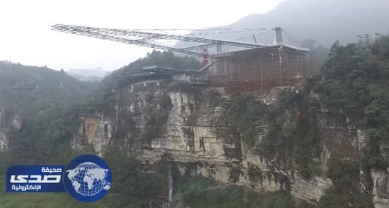 بالفيديو.. أعلى جسر زجاجي في العالم بموسوعة جينيس