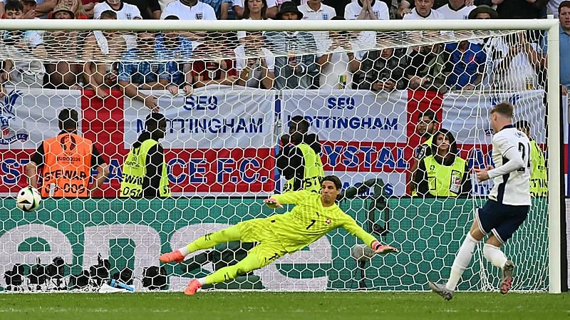 إنجلترا تتأهل إلى المربع الذهبي