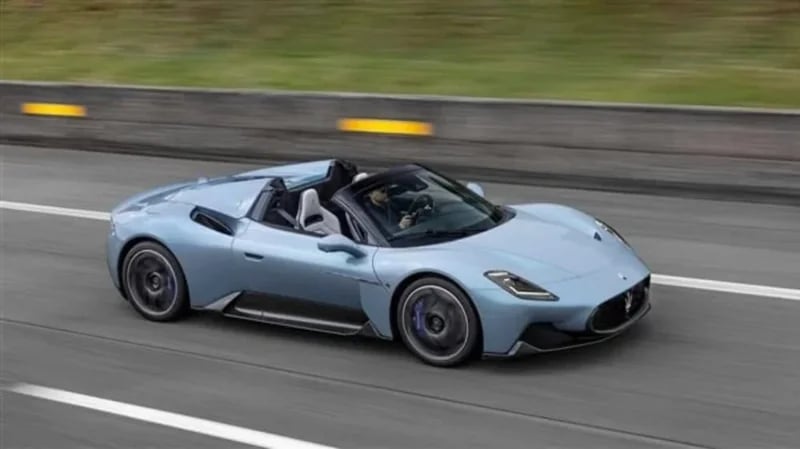شاهد.. سرعة سيارة MC20 على الطريق