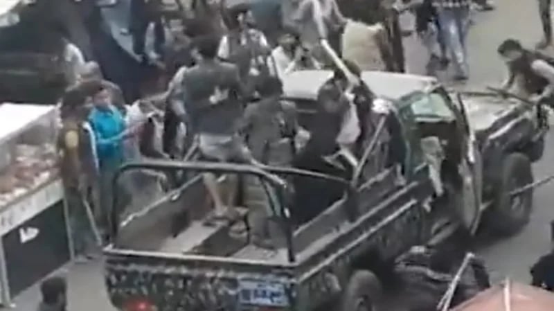 بالفيديو.. الحوثيون يعتدون على اليمنيين بالضرب في سوق صنعاء لابتزازهم