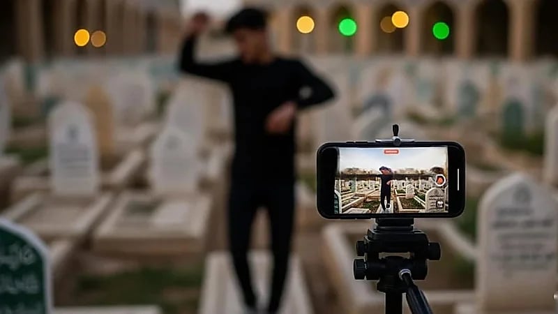 شاب يرقص بين القبور ويشعل غضب العراقيين