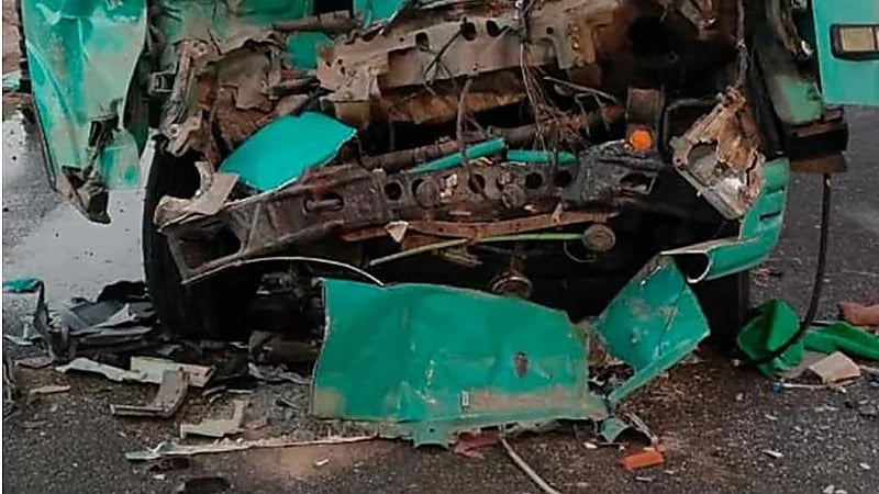 مصرع 7 أشخاص وإصابة 27 في حادث تصادم مروع بين سيارتين