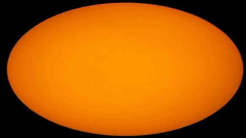 صورة ترصد اختفاء البقع الشمسية في سماء جدة 