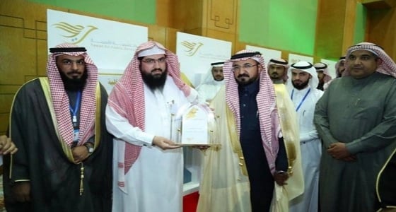 بالصور.. " الشمري " يكرم الفائزين بجائزة الجوف للعمل الخيري