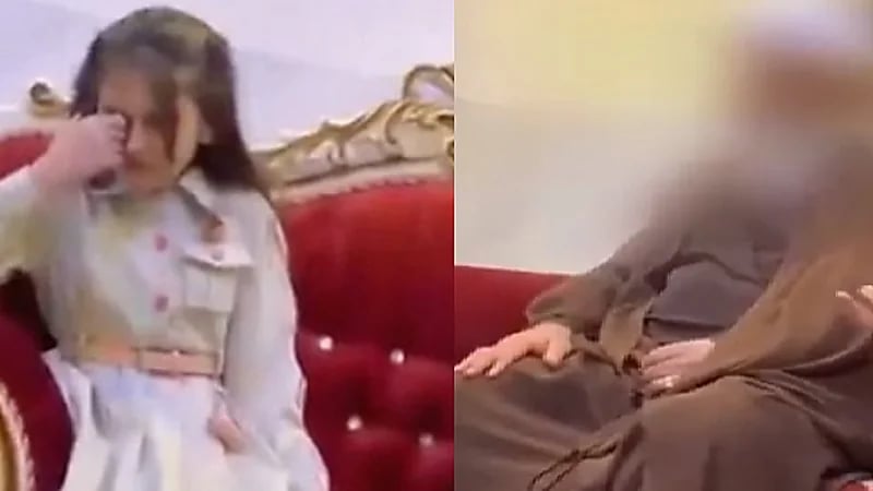 شاهد.. مسن يحاول إقناع طفلة بالزواج