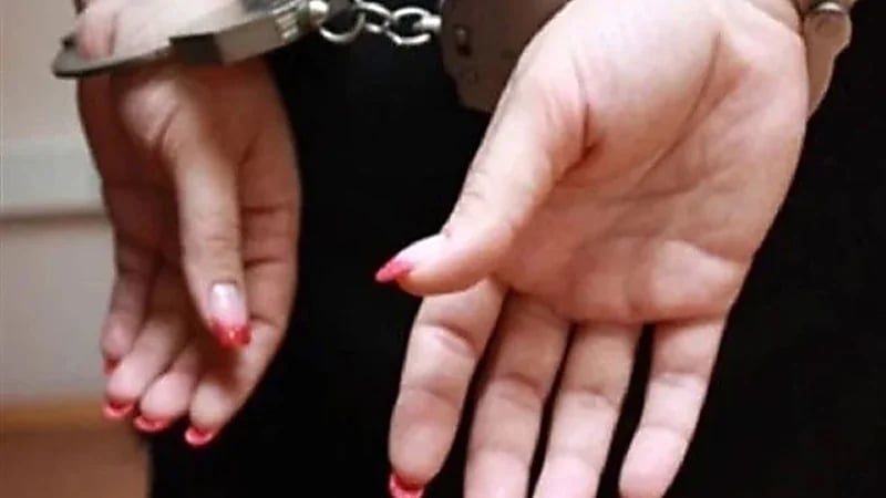 الإطاحة بفاشينيستا وصديقها بعد ضبطهما متلبسين بتعاطي المخدرات