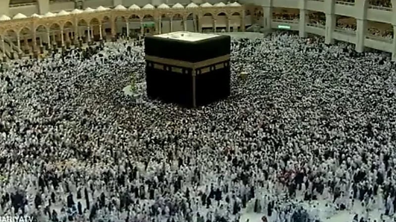 بالفيديو.. حشود غفيرة من المعتمرين في صحن الطواف يرفعون أكفهم بالدعاء