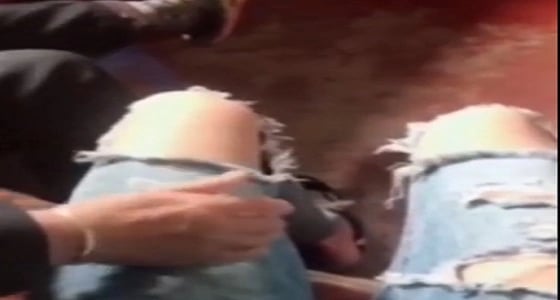 فيديو طريف لجدة رأت حفيدها يرتدي " جينز ممزق "