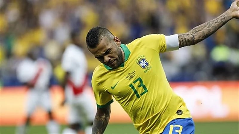 برشلونة يحدد موقفه من عودة البرازيلي داني ألفيس