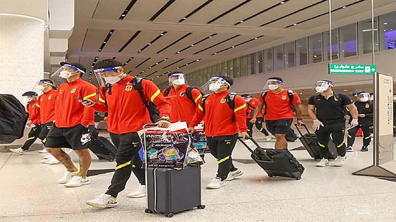 بالصور.. وصول بعثة المنتخب الصيني إلى جدة