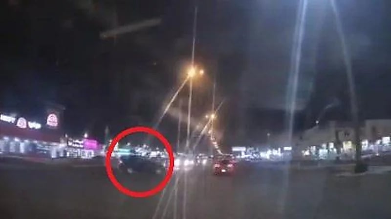 شاهد.. قائد مركبة كاد يتسبب في حادث مروع بعد تهوره عند إشارة مرورية