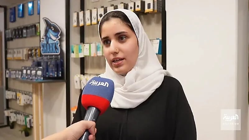 بالفيديو.. شابة سعودية تروي تجربتها في مجال صيانة أجهزة الجوال