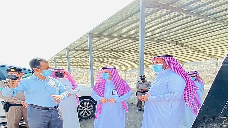 بالصور.. محافظ أضم يزور بلديتها ويطلع على مشاريعها