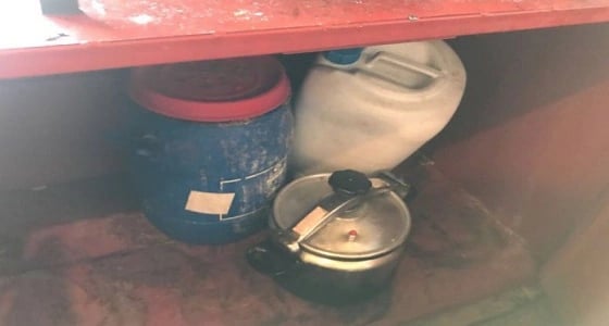 " دوريات الطائف " تضبط مصنعين بـ " سكن العمال " للعرق المسكر