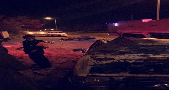 بالفيديو.. ناقة مقيدة على طريق الحرف تعرض حياة مواطن للخطر