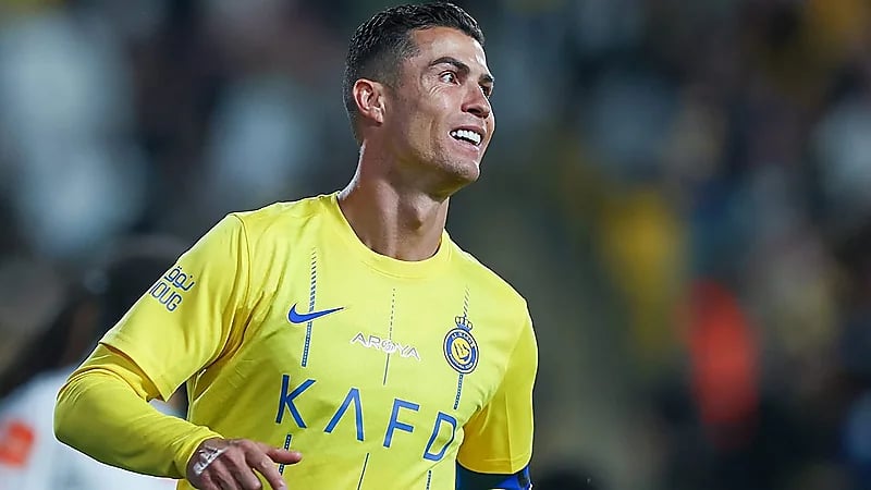 رونالدو يتجول بسيارته الفارهة في وادي لبن .. فيديو