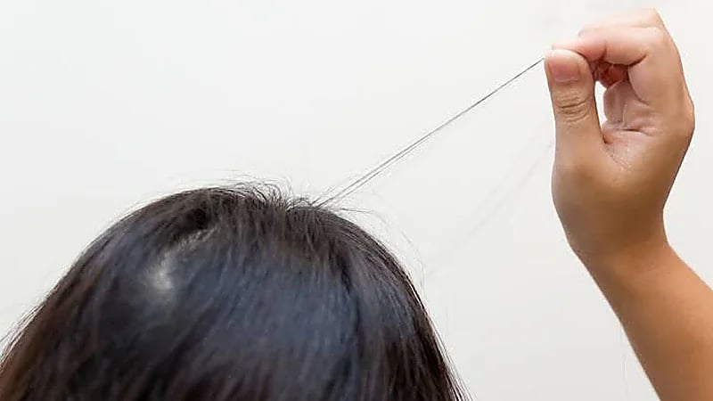 مصفف شعر يحذر من مخاطر نتف الشعر الرمادي