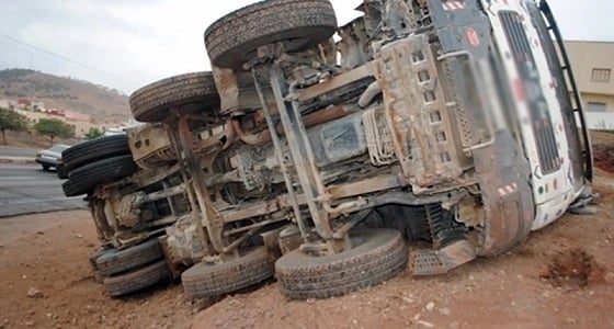 إصطدام مركبتين وإنقلاب إحداها بطريق " رابغ - حي النعيم "