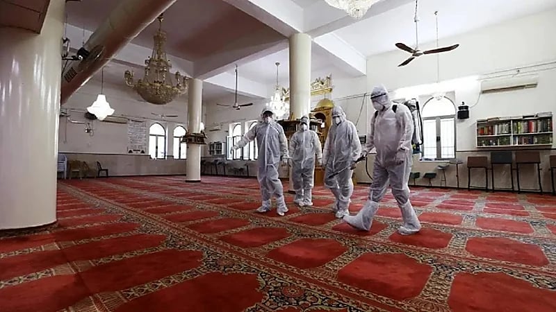 إعادة افتتاح 8 مساجد بعد إخلائها مؤقتا وتعقيمها