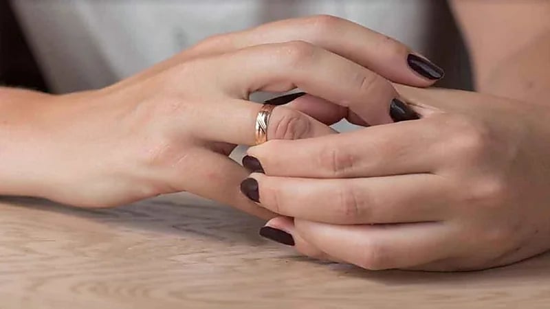 امرأة تتفاجأ بخيانة زوجها لها مع صديقة عمرها