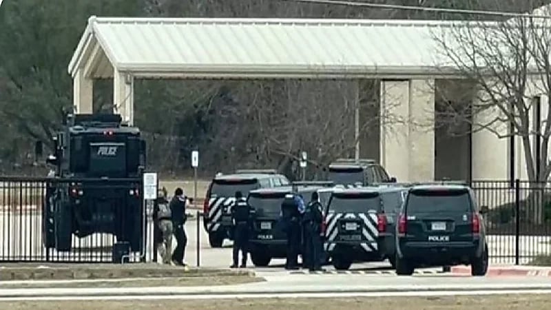 مسلح يحتجز رهائن داخل "كنيس"