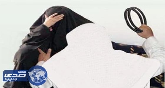 معلم يعنف زوجته ويشج رأسها ويعتدي على أبنائه في عسير