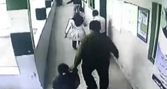 وكيل مدرسة يعتدي على معلمة أمام التلاميذ