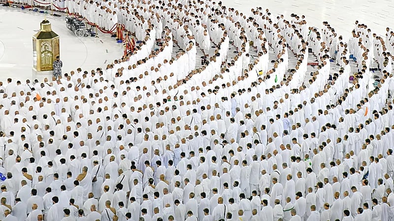 فيديو..أول صلاة في المسجد الحرام بعد إلغاء التباعد