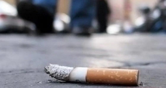 منشد يثير الغضب بعد ظهوره وهو يدخن سيجارة