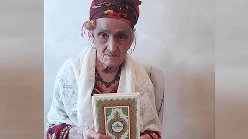 معمرة جزائرية تعيش مع الأفاعي والجرذان وتحتفظ بذاكرة فولاذية