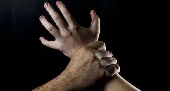 شاب يعتدي جنسياً على والدته عقب اتهامه بأغتصاب صديقته