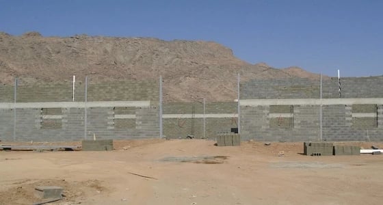 بالصور.. إيقاف العمل في أحد المباني المخالفة بنجران