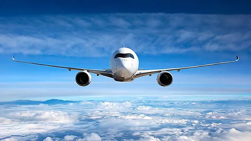 مشاجرة حادة بين راكبة ومضيف طيران تنتهي بهبوط اضطراري واعتقال