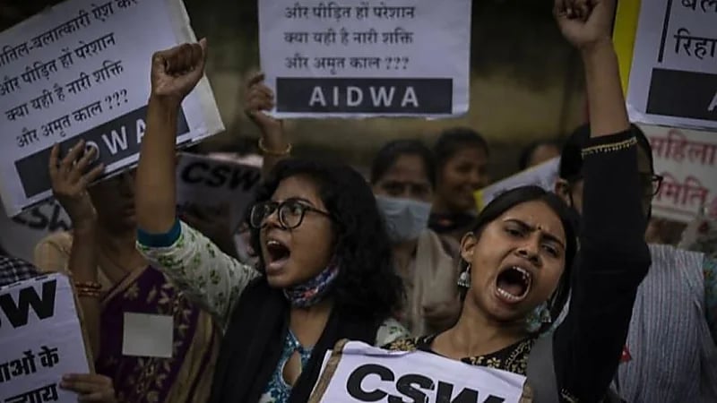 إمرأة تدين إطلاق سراح مغتصبيها المدانين