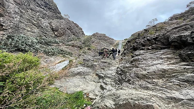 إنقاذ مواطن سقط من منحدر جبلي في الباحة