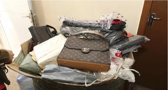 بالصور ..شرطة الإمارات تطيح بعصابة صينية تخزن وتبيع بضائع مقلدة