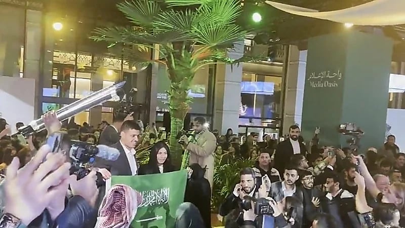 عزف النشيد الوطني للمملكة في باريس..فيديو