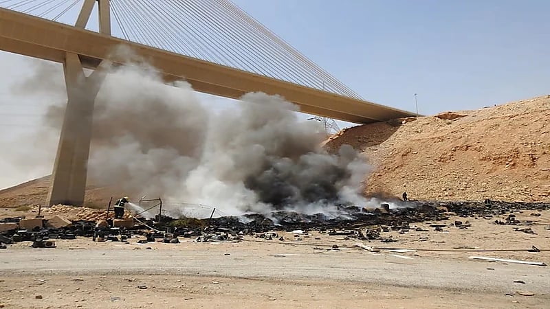 بالصور.. إندلاع حريق في مخلفات بلاستيكية بالرياض