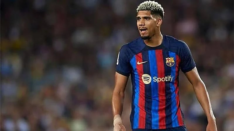 برشلونة يعلن إصابة لاعبه أراوخو دون تحديد مدة غيابه