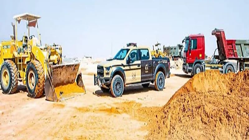 ضبط11 مخالفًا لنظام البيئة لنقلهم الرمال وتجريف التربة في جدة 