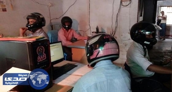 بالفيديو.. موظفون يرتدون خوذات الرأس في مكاتبهم خوفا من انيهار المبنى