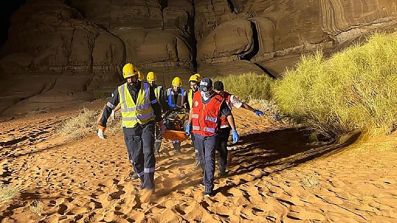 بالصور .. مدني تبوك ينقذ شخص سقط في منطقة جبلية