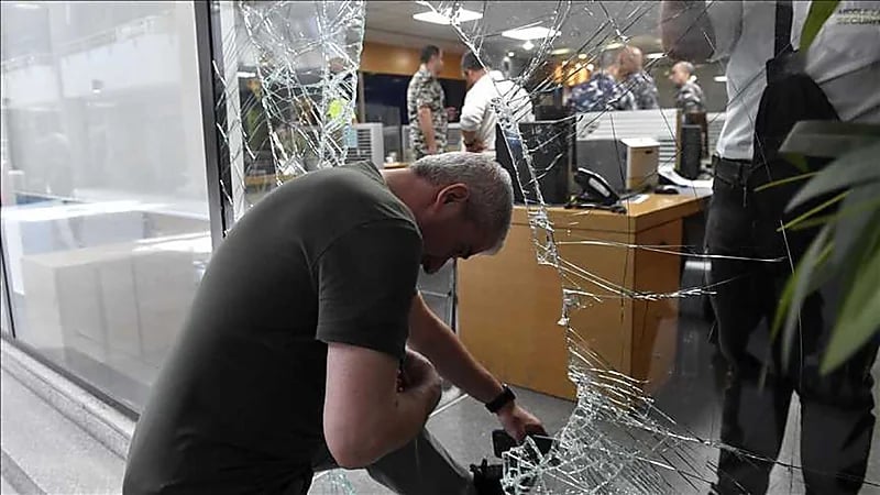 شاهد.. لبناني يقتحم مصرفاً ويهدد بإحراقه بعد سكب البنزين