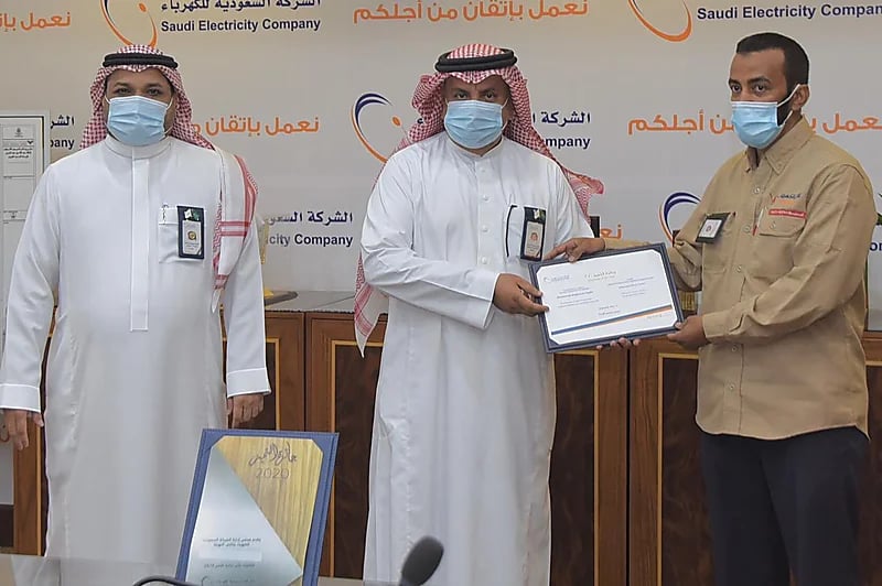 بالفيديو .. أحمد سعد يفاجئ طليقته سمية الخشاب ويغني في عرسها على "موسى"