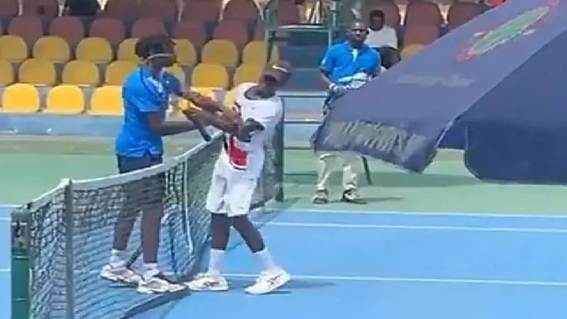 شاهد.. لحظة صفع لاعب تنس خصمه عقب المباراة