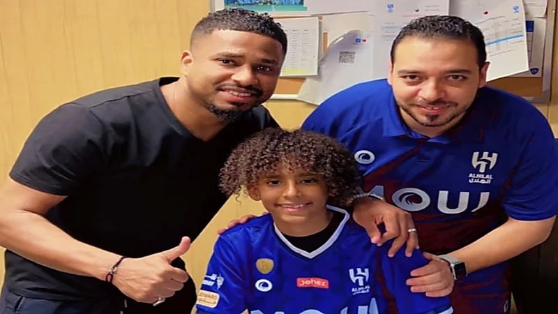 ابن ناصر الشمراني يوقع لبراعم الهلال .. صورة